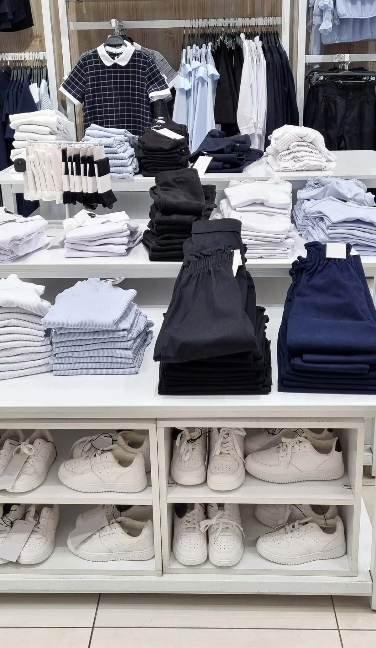Maktab formasi kiyimlari javonlari do'koni | School uniform clothes shelves store 1