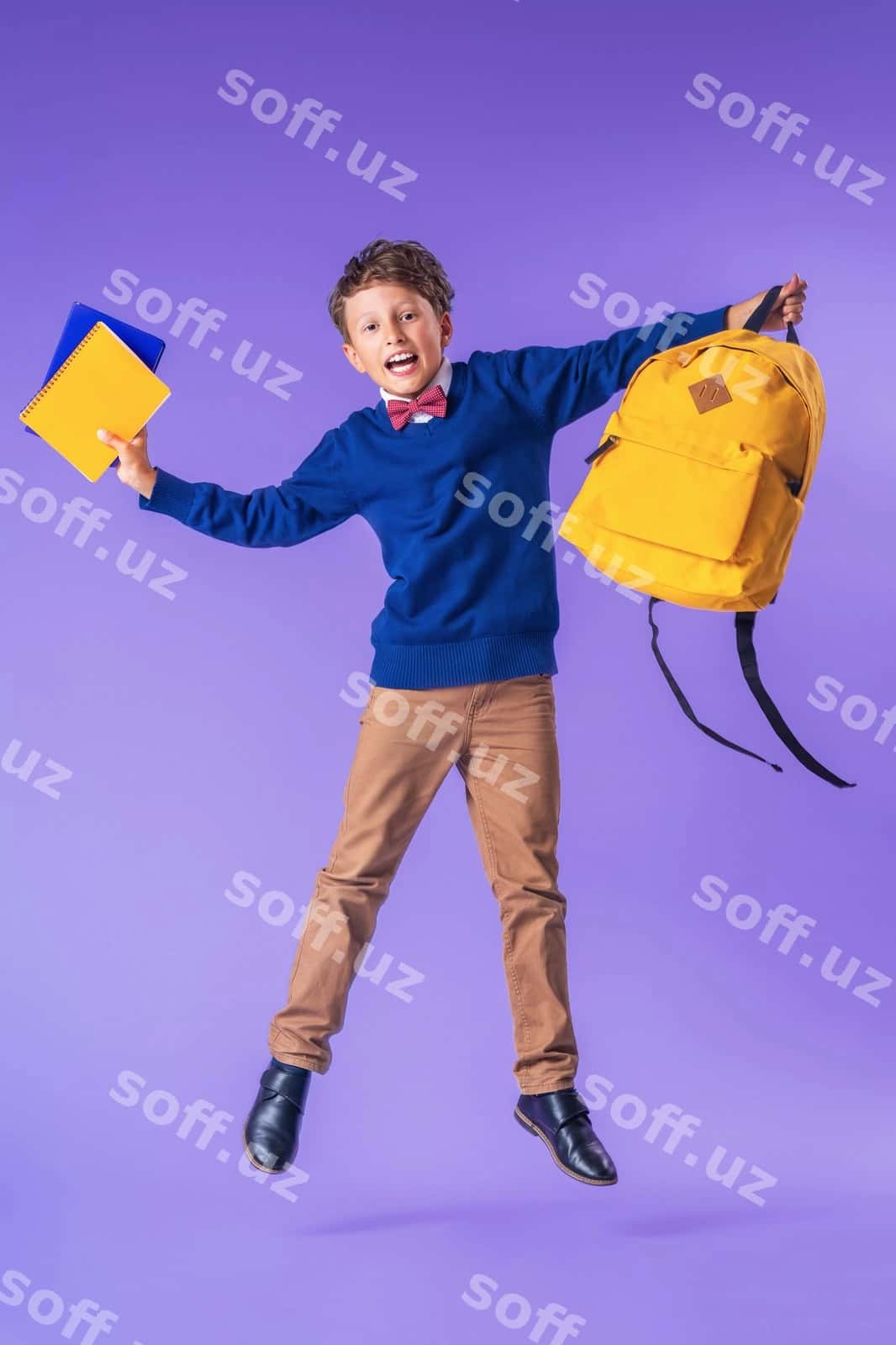 Maktab o'quvchisi kostumi sumkali sakrab | Schoolboy uniform with backpack jumping 1