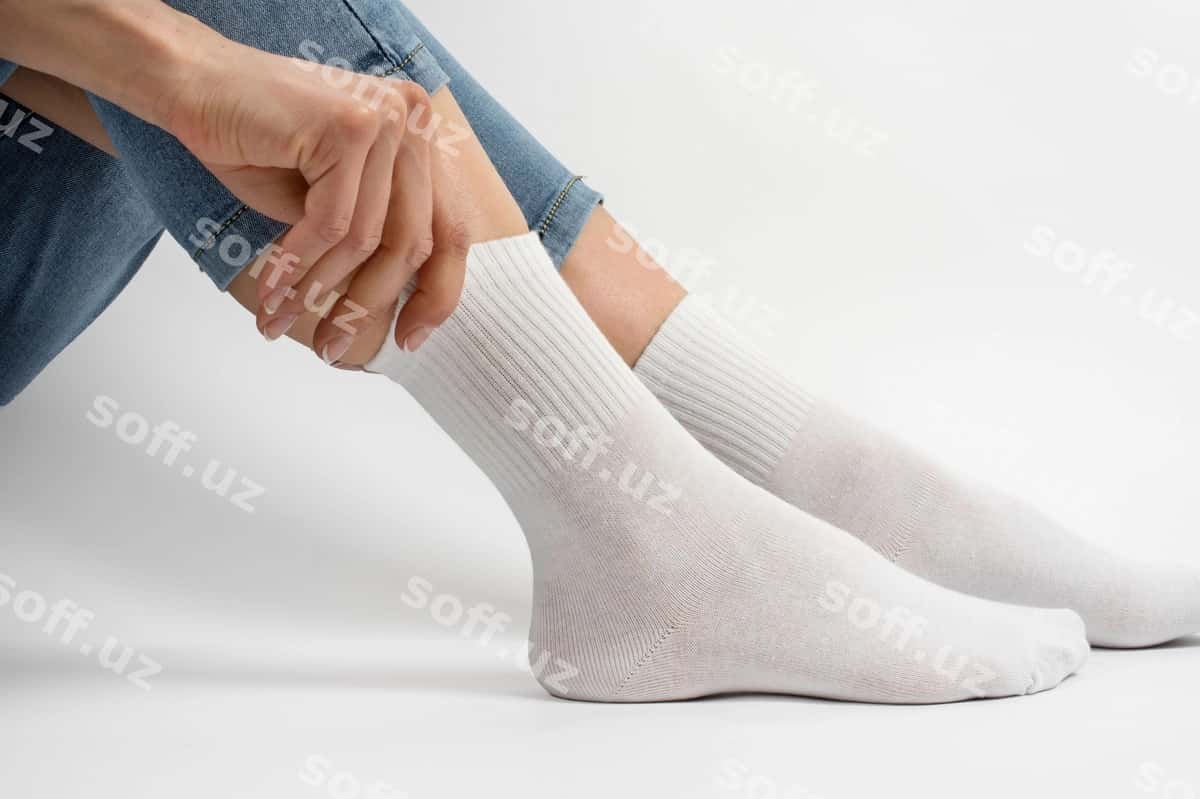 Yon ko'rinish modeli chaqlaklar bilan mockup | Side view model posing with socks mockup 1