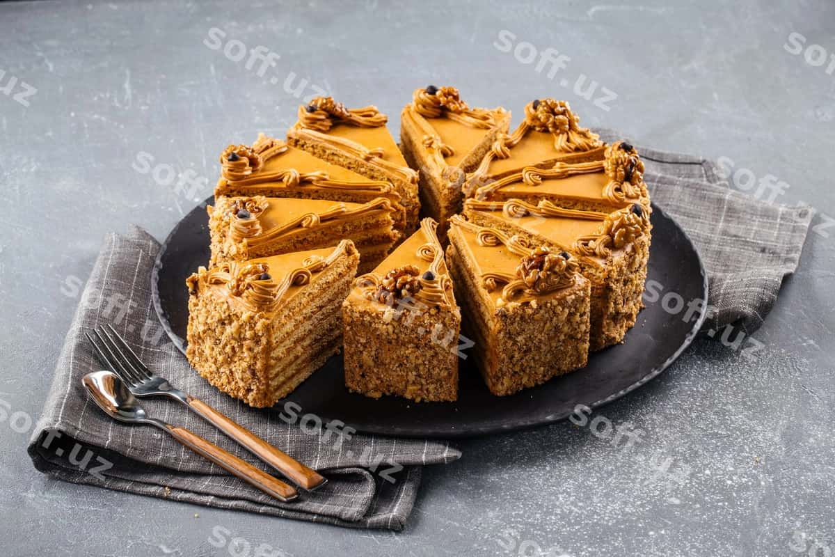 Tomon ko'rinishi kesilgan shirin tort kulrang yuza | Side view sliced honey cake grey surface 1