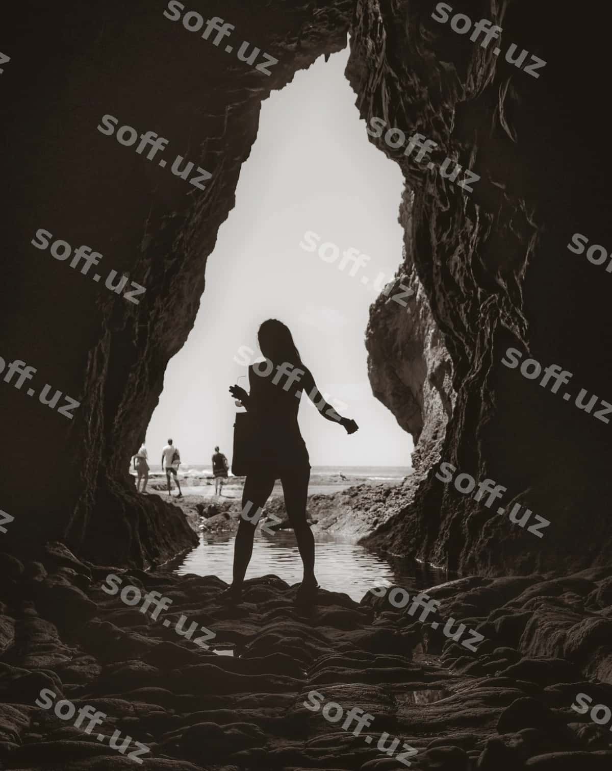 Tosh shakli plyazhasi yonidagi ayol silueti | Silhouette woman by rock formation beach 1