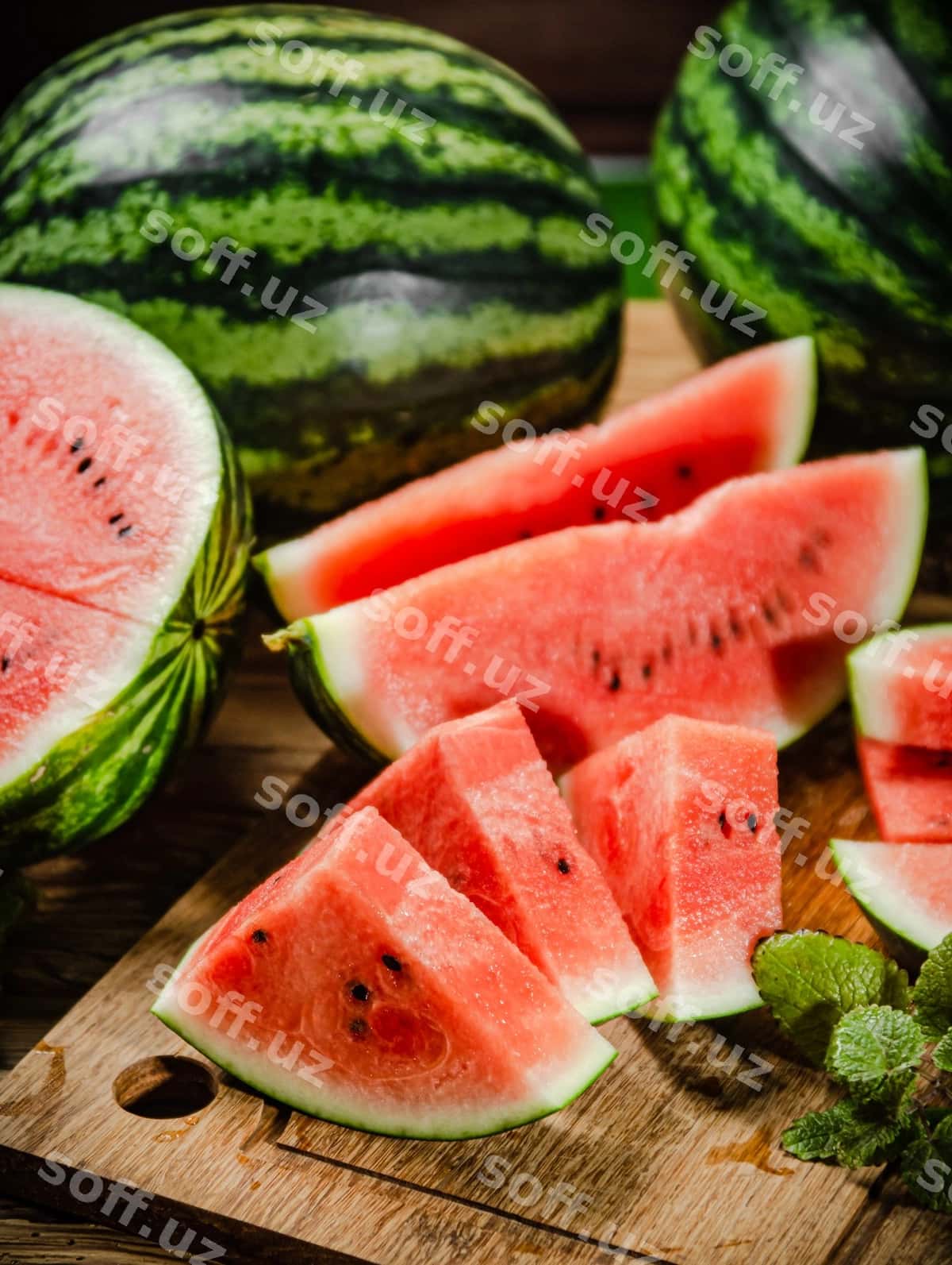 Dilimlangan yangi tarvuz yog'och stol | Sliced fresh watermelon wooden table 1