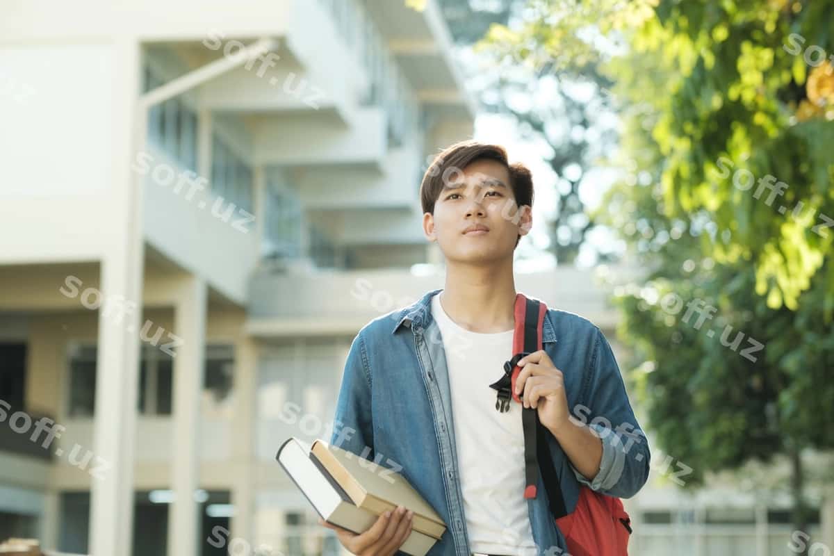 Talaba tashqarida kitoblarni tutgan | Student standing outdoor holding books 1