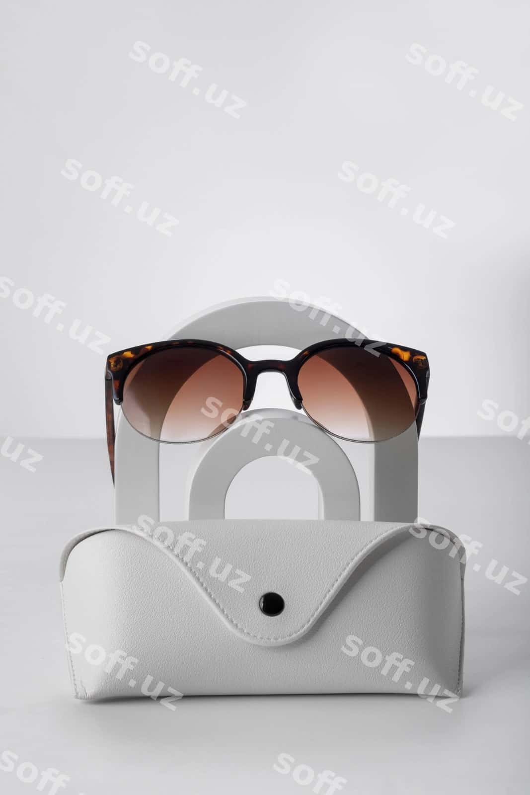 Ko'z qorqatlar bilan qo'llanma dizayni mockup | Sunglasses with case mockup design 1
