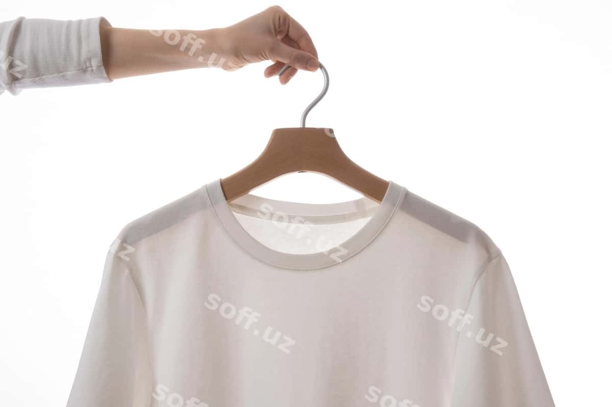 Inson qo'li bilan ushlangan futbolka maketi | T shirt mock up held by human hand 1
