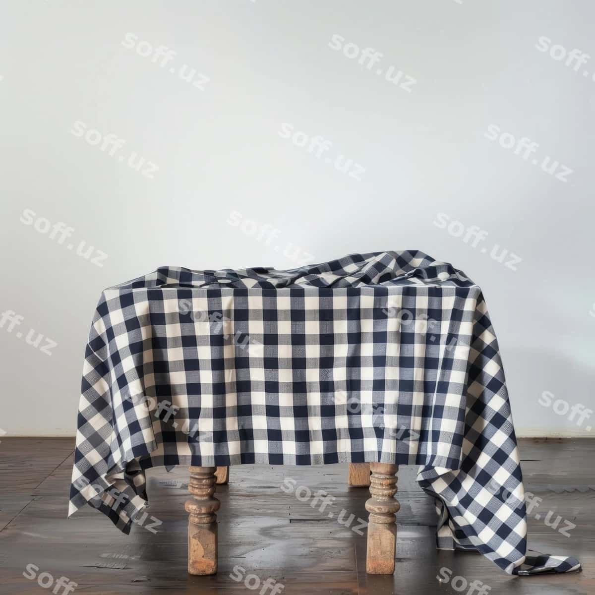 Stol plaid qop, unda 'Stol' so'zi yozilgan. | Table with plaid cover that says table 1