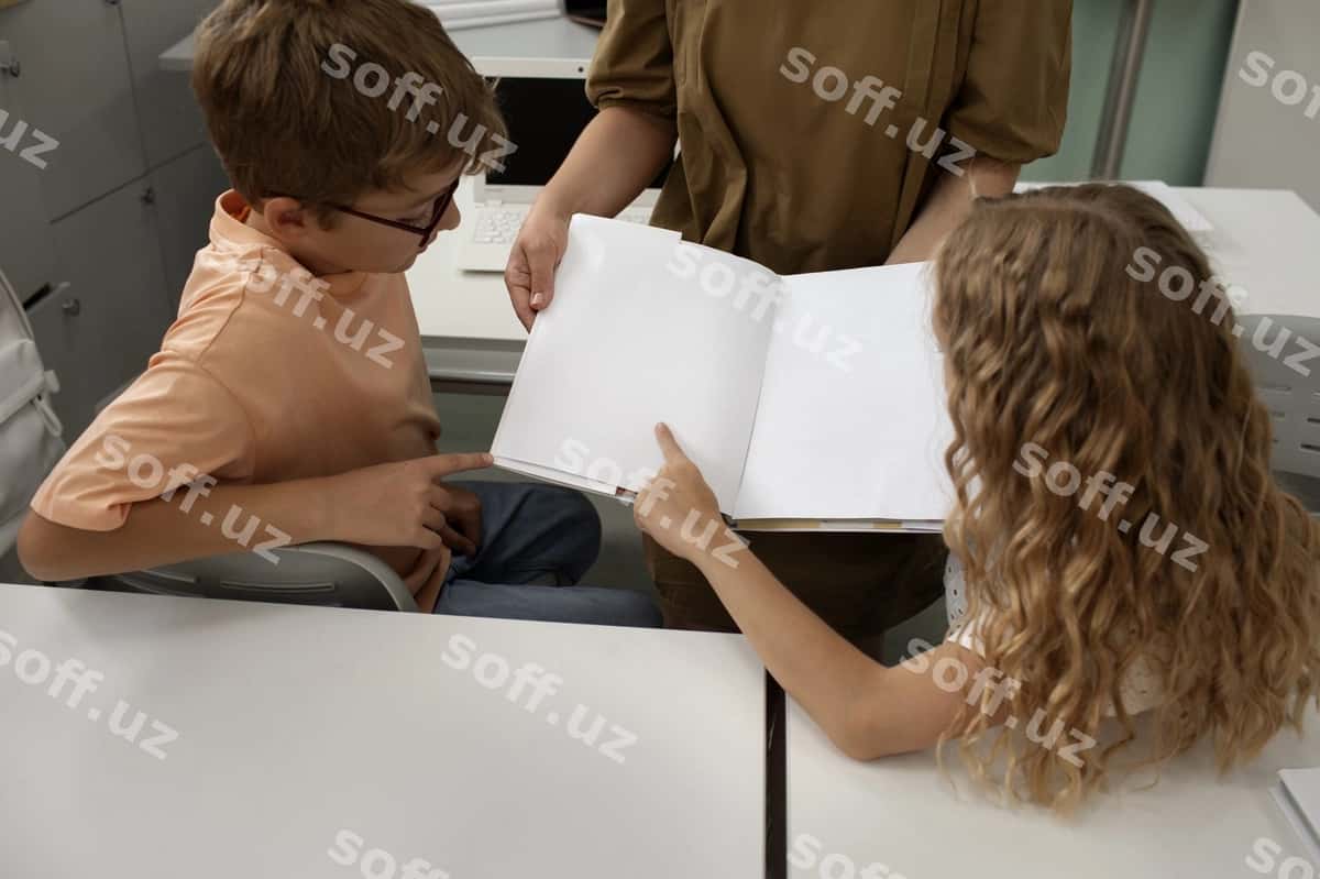 O'qituvchi talabalar qozonatlar namunasi foydalanmoqda | Teacher students using stationery mockup 1