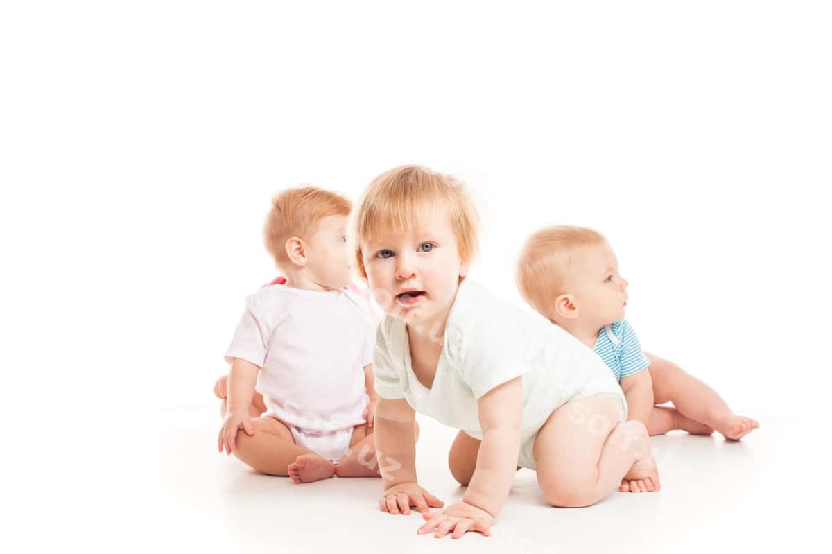 Uchta bolalar o'tirgan ajralgan oq | Three babies sitting isolated white 1