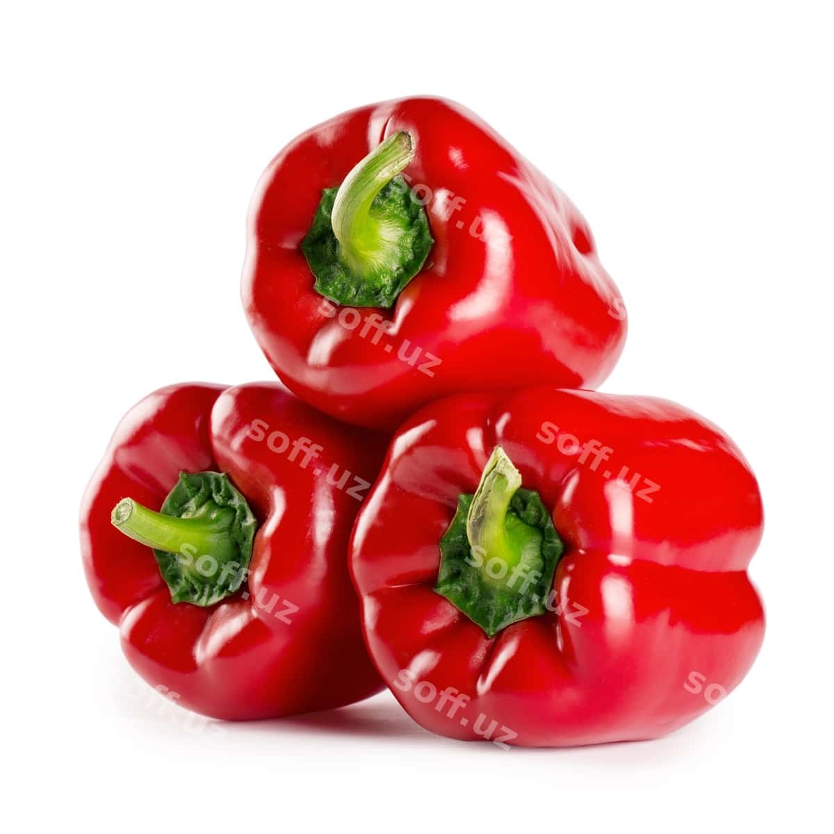 Uch qizil shirin biber oq fonda ajraltirilgan | Three red sweet peppers isolated white 1