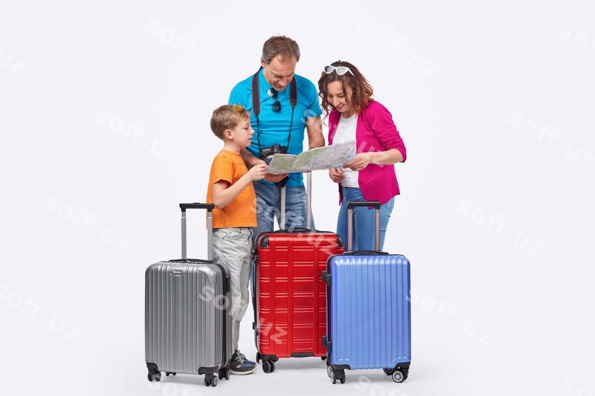 Sayr qiluvchi oila xaritani birgalikda o'qiyotgan | Traveling family reading map together 1