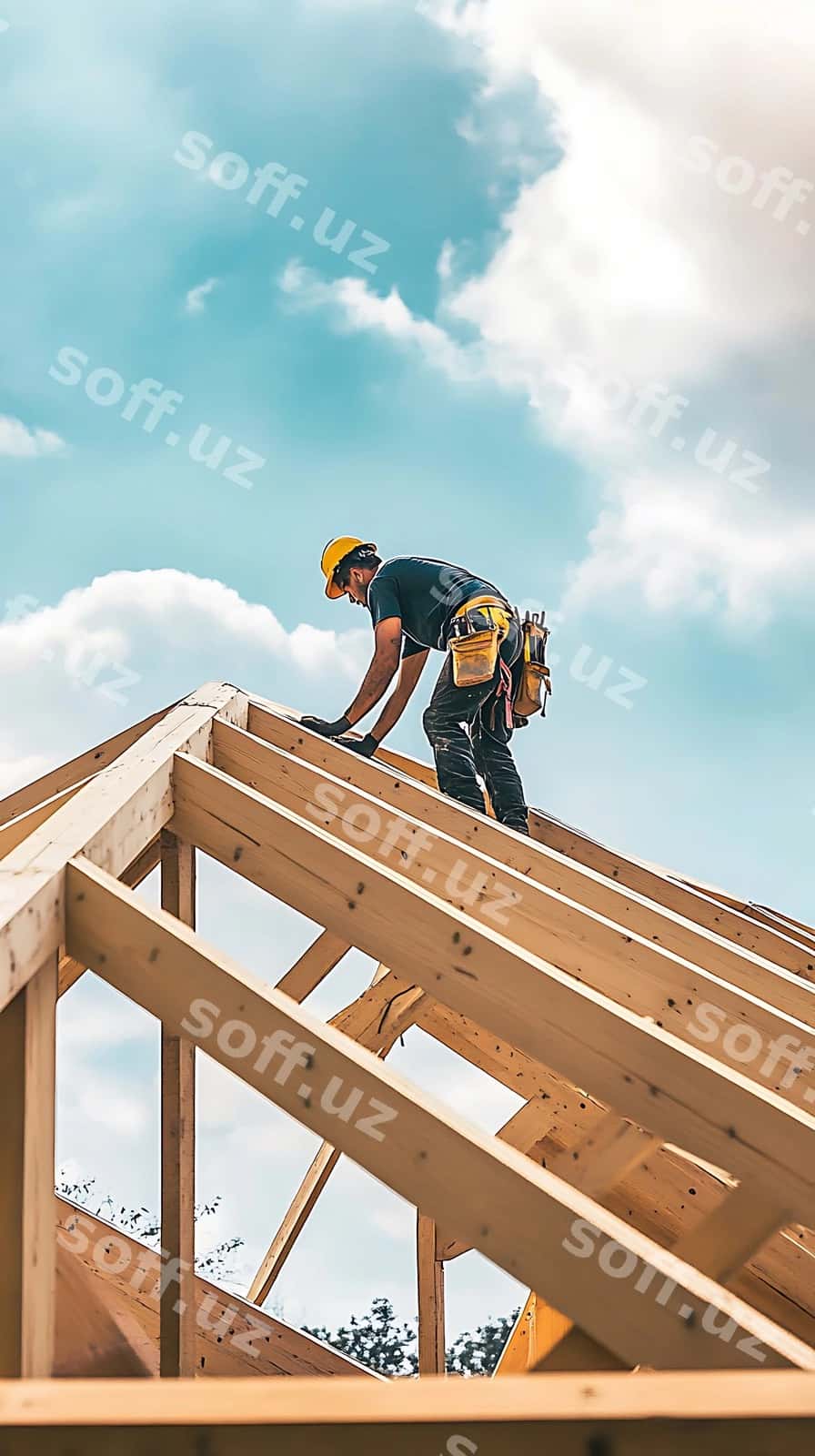 Ikki erkak eski uy qurishda ishchi | Two men working roof house construction 1