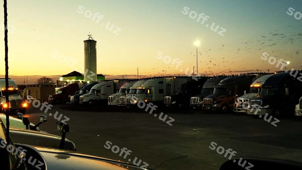 Osmon quyosh botishi qarshisida furgonlar to'xtash joyi | Vans parking lot against sky sunset 1