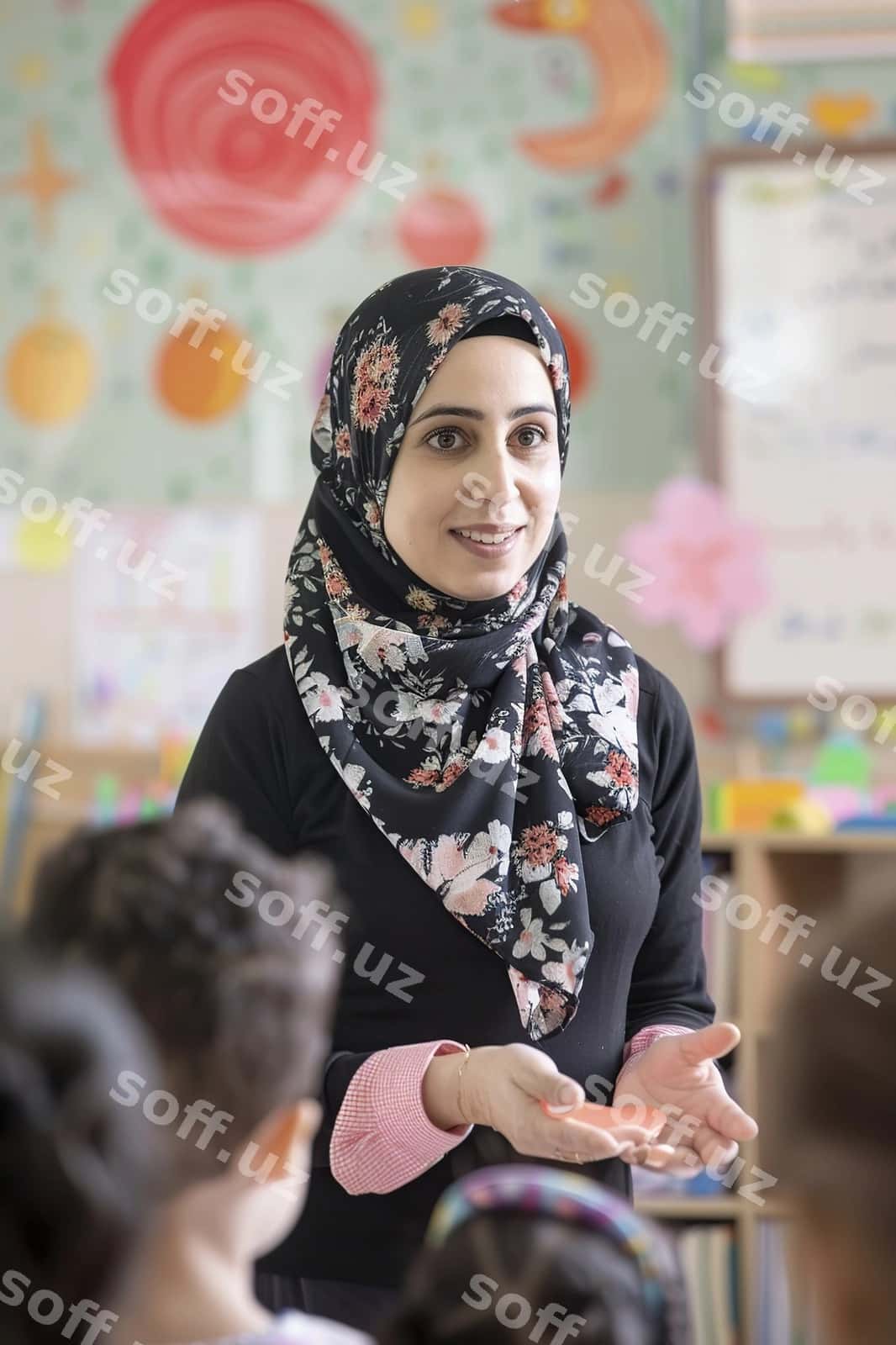 Maktabgacha yoshdagi bolalar stolini o'rgatayotgan ayol | Woman teaching preschoolers table 1