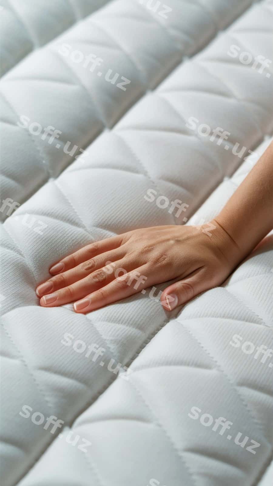 Ayol qo'l oq yotish ustida dam qoymoqda. | Womans hand is resting white bed 1
