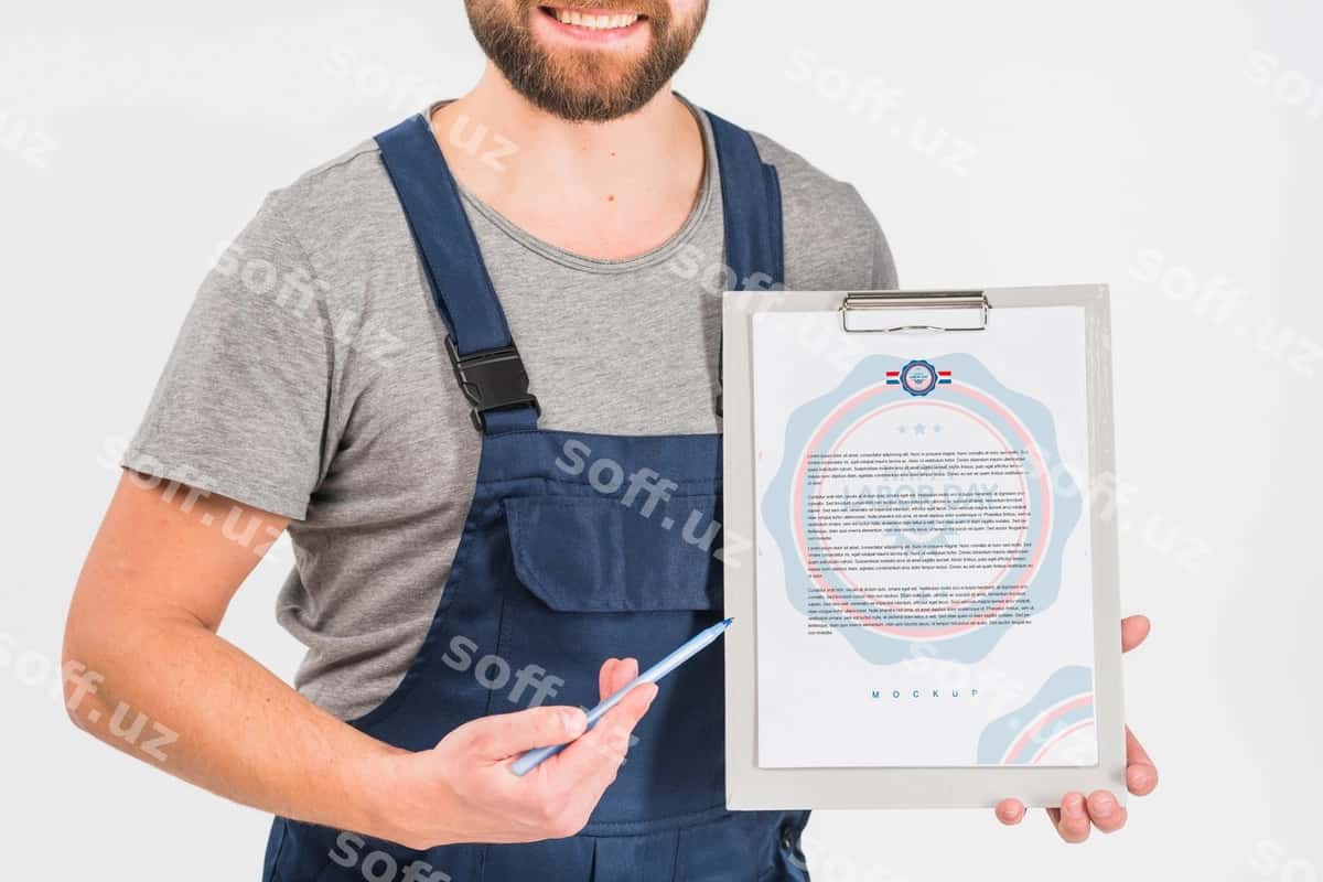 Ishchi paskalni tutgan namuna mehnat kuni | Worker holding clipboard mockup labor day 1