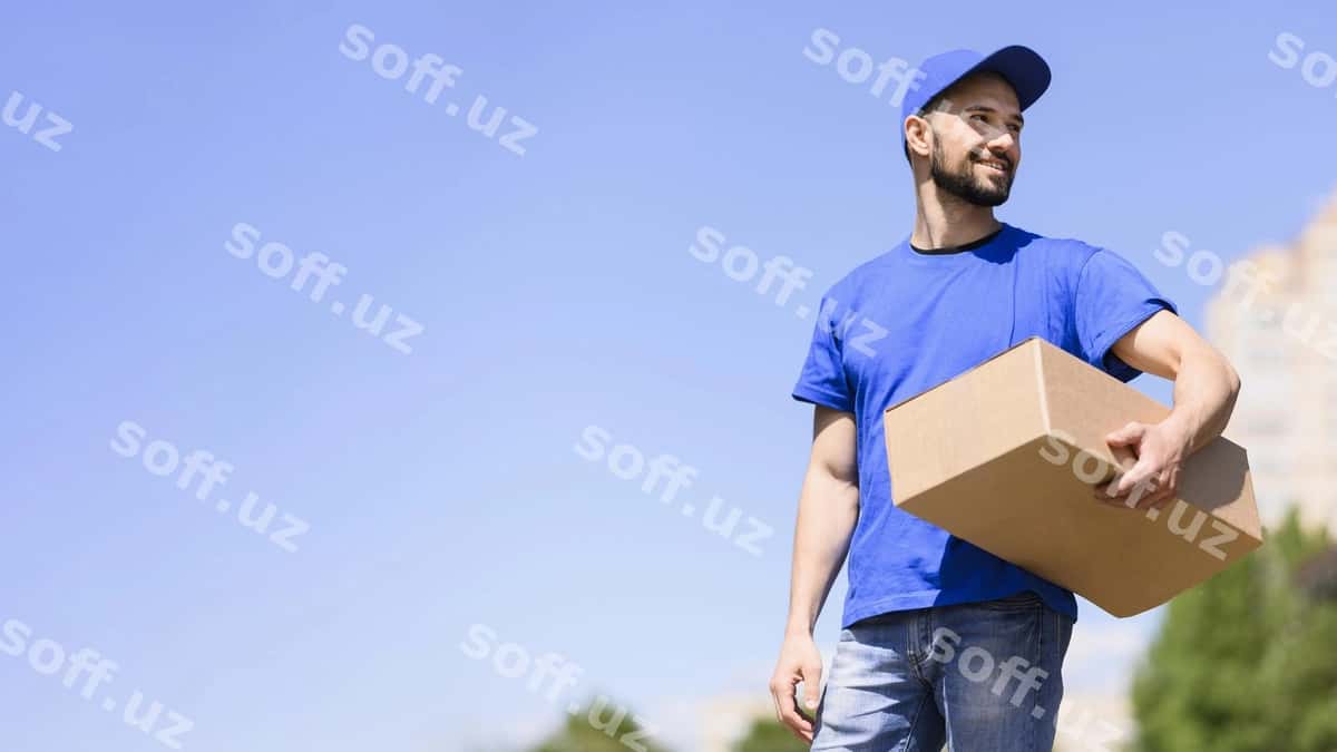 Yosh erkak yetkazib berish paketini ko'tarib borayotgan | Young man carrying delivery parcel 1