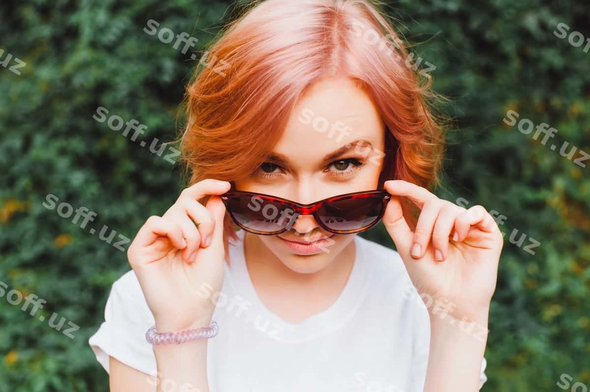 Yosh qizil sochli qiz sochiq ko'z bilan | Young red haired girl with sunglasses 1