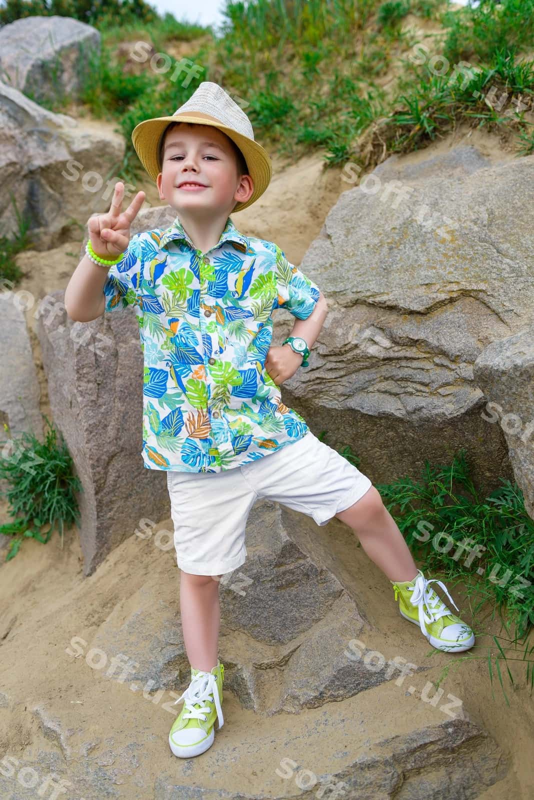 Yosh sayohatchi tosh shapka orqa fonda | Young traveler hat stone background 1