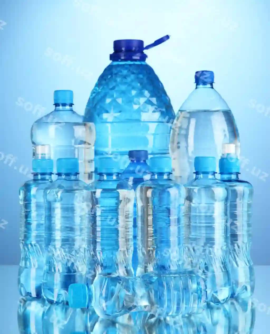 Har xil suv shirinlari ko'k orqa fonda | Different water bottles blue background