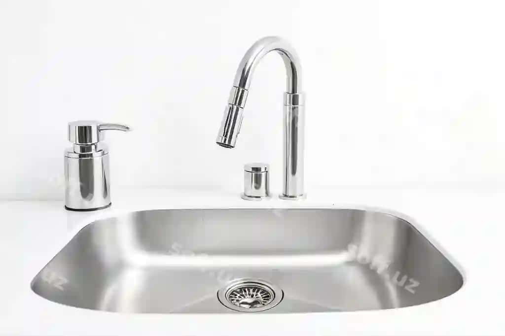 Yaqin rasm oshxona havzi hromoviy mushta sova beruvchi | Close up kitchen sink with chrome faucet soap dispenser 2