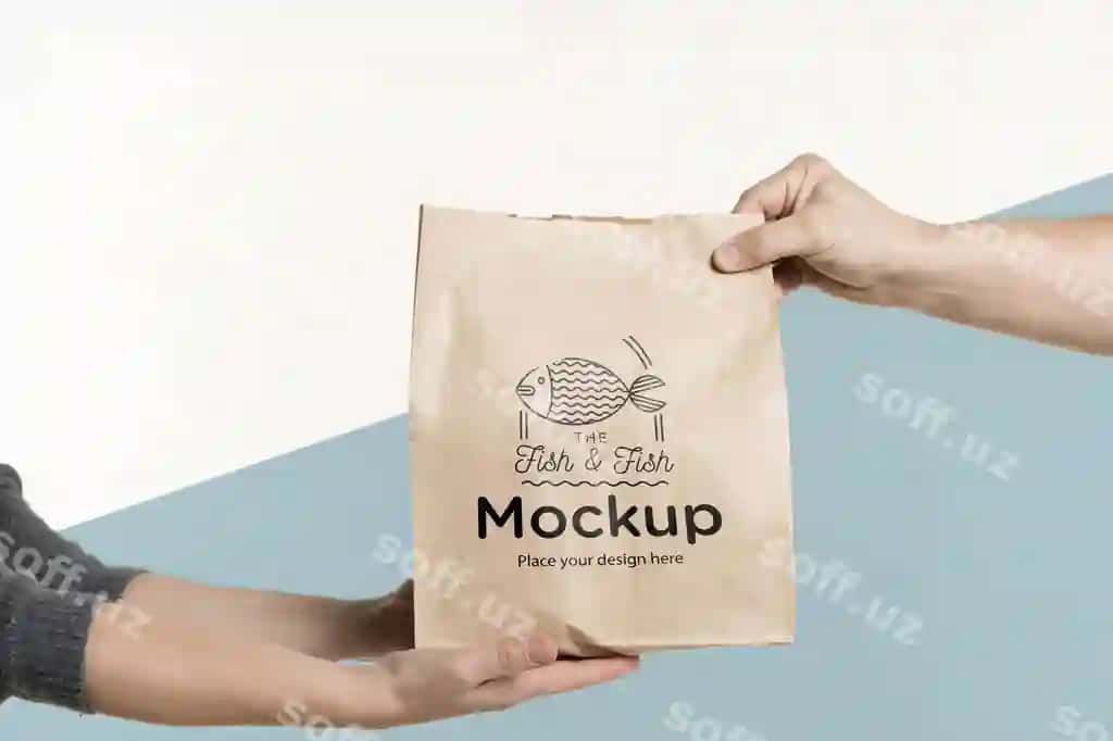 Yetkazib beruvchi mijozga ovqat sumkasi beraypti. | Delivery man handing bag food client 2