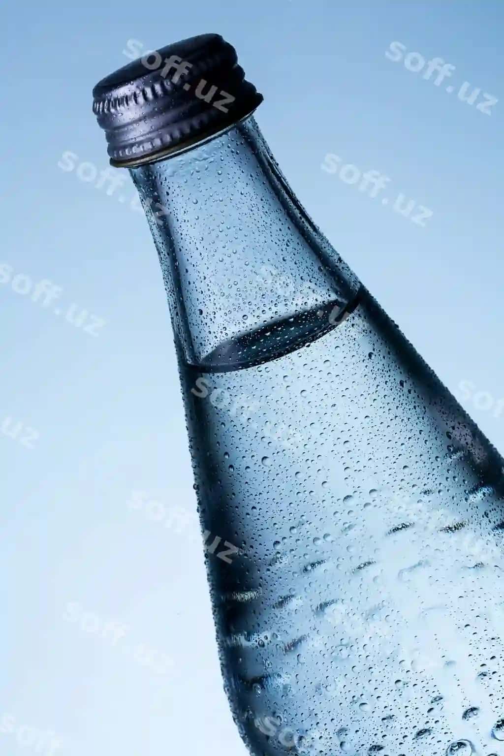 Shisha suvi ro'ya gil'mojlari bilan | Glass bottle water with dew drops