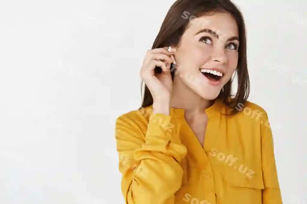 Ayol musiqa tinglayotgan naushniklar bilan rauxatda, earfonlarda gulchi, orqali qarovchi, tirmanda oq devor | Woman listening music headphones chilling earphones smiling dreamy standing white wall