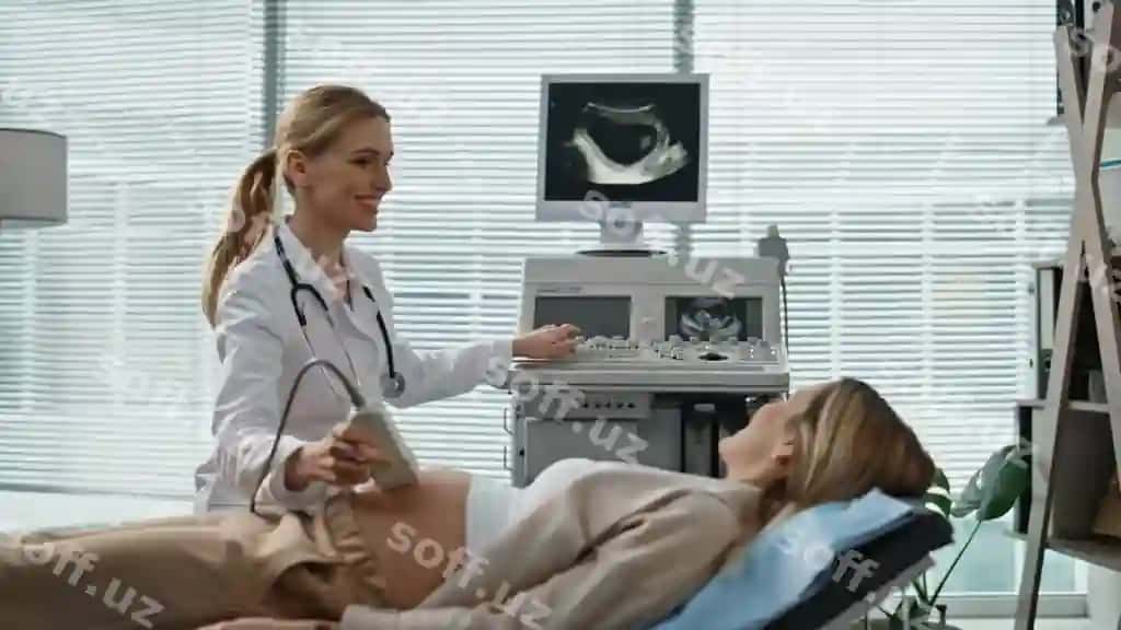 Shifokor klinikada homilador ayolga ultratovush ko'rib bormoqda, baxtli bemor krovatta. | Doctor performing ultrasound pregnant woman clinic happy patient couch 2