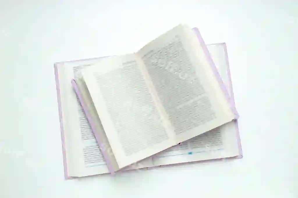 Ochiq kitob yorqin orqa fonda | Open book light background