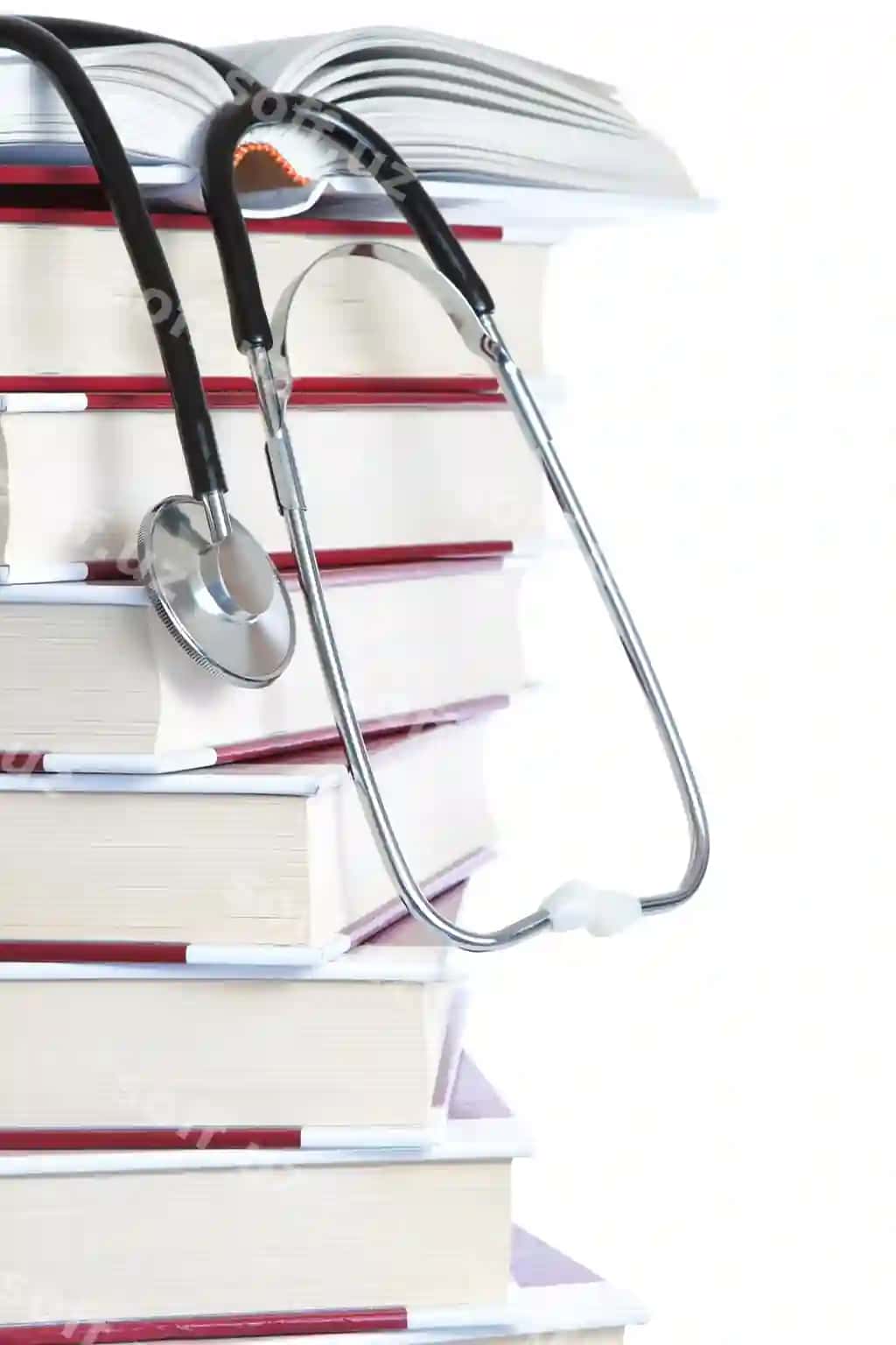 Kitoblar stekka tibbiy stetoskop oq devor | Stack books stethoscope medical white wall 2