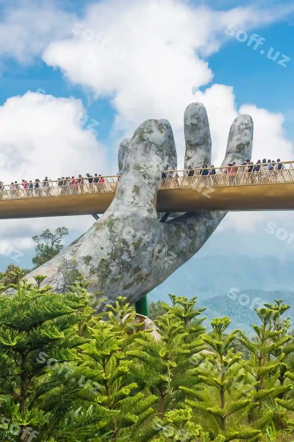 Go'zal ko'rinish, o'lton ko'pri Sunworld Ba Na Hills Parkda, Da Nang, Vietnam | Beautiful view golden bridge located sunworld ba na hills park da nang vietnam