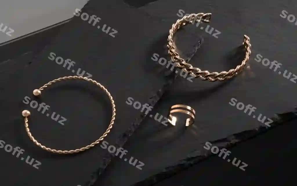 Zanjir shaklidagi spiral shaklli bilaguzuklar oltin halqali qora tosh tovoqlar nusxa ko'chirish joyi bilan | Chain shape spiral shape bracelets gold ring black stone trays with copy space