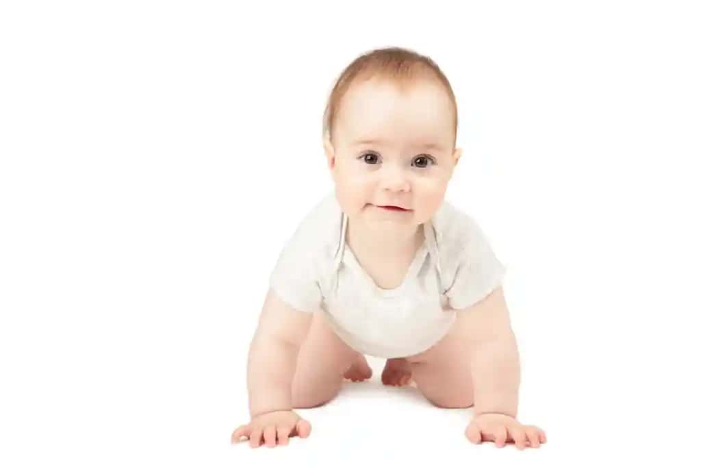 Qiziqarli emaklayotgan qizcha oq fonda | Funny crawling baby girl isolated white background