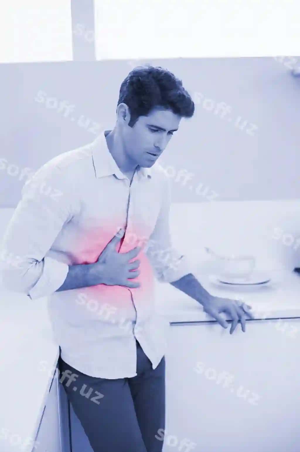 Komandalar kiyolgan erkak oshxonada cho'chqirgan og'riq bilan | Casual man with stomach pain kitchen 2