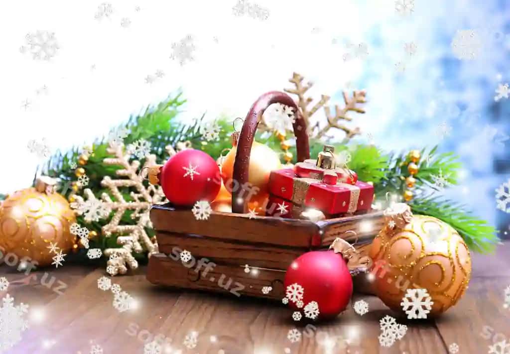 Tuzilma nohorgi dekoratsiyalari savat yolka yog'och stol yorqin yuz | Composition with christmas decorations basket fir tree wooden table light surface