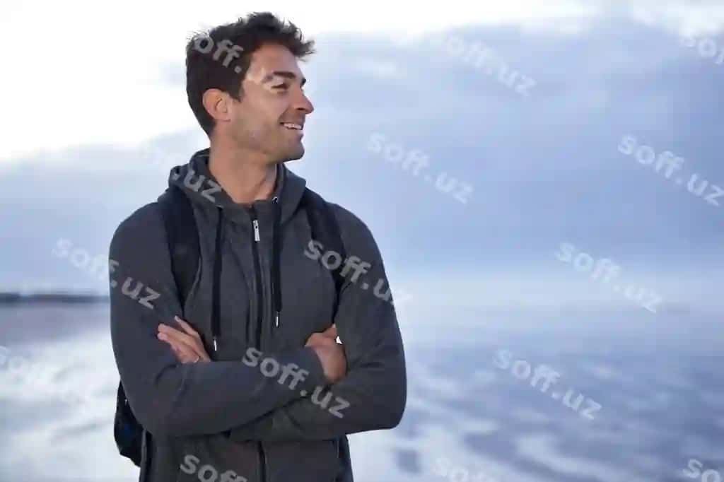 O'ylayman plyazhda erkak qo'llari ustida sayohat rucksagi dam olish g'oyasi tempak sayohat shaxs sochqon sayohatchi tabiat salomatlik suwli kashf qilish gulbish yozdagi dam olish | Thinking beach man with arms crossed travel backpack with holiday idea getaway trip person seaside traveller with nature wellness with water explore smile with summer break