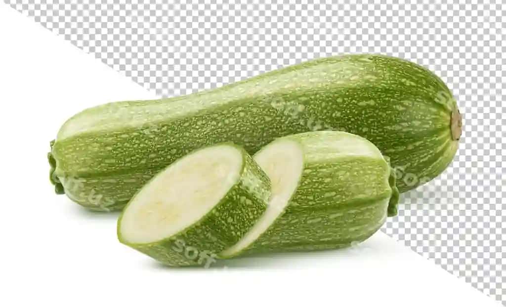 Yashil kabachok kesilgan ajraltirilgan | Green zucchini with slice isolated