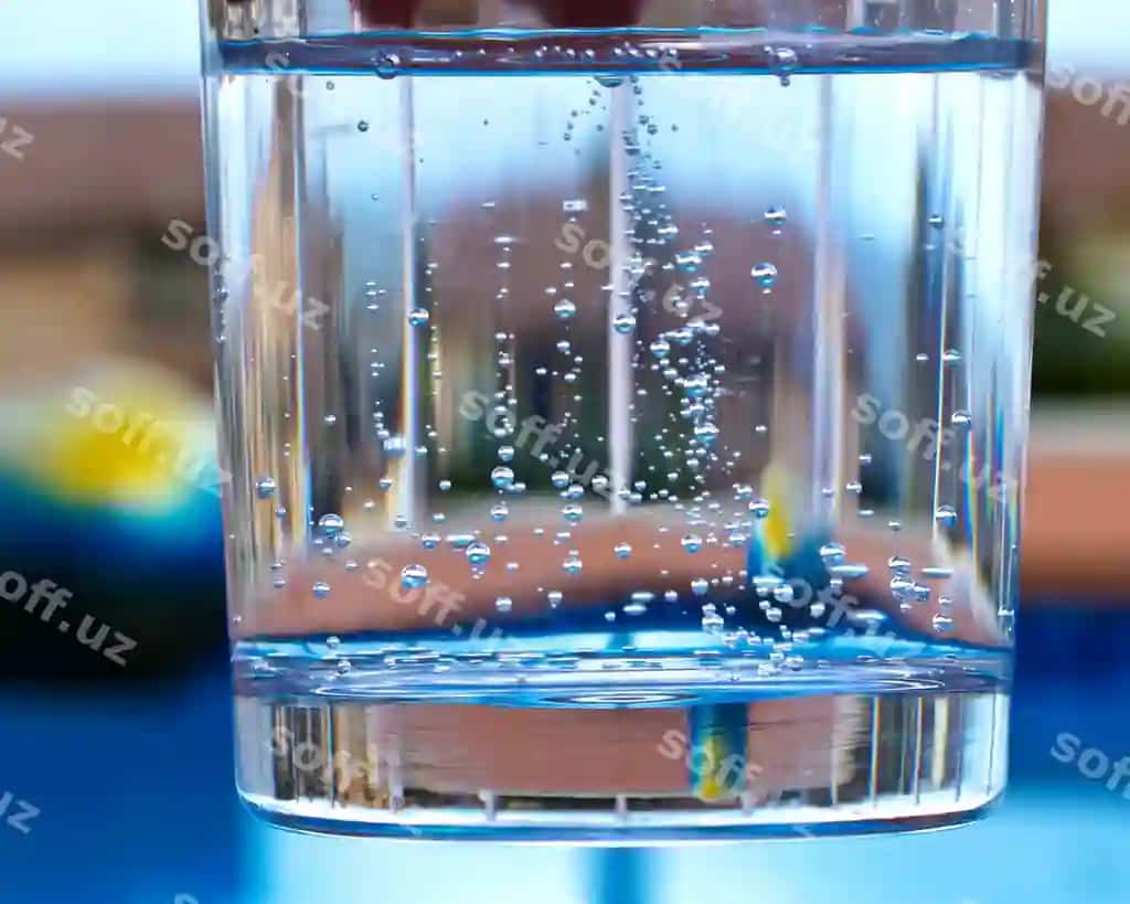 Yaxlama puxarlar ichimlik stakani | Close up bubbles drinking glass
