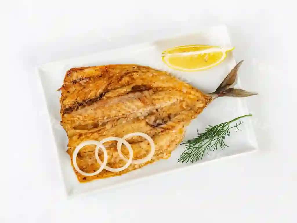 Yuqori burchak ko'rinishda ovqat stoli oq fonda | High angle view food table against white background