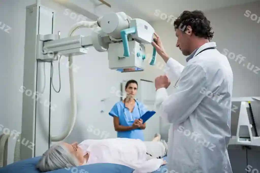 Shifokorlar bemorning cho'chqiriq qismi uchun rentgen sinovini bajarayotgan | Doctors performing x ray test patient chest