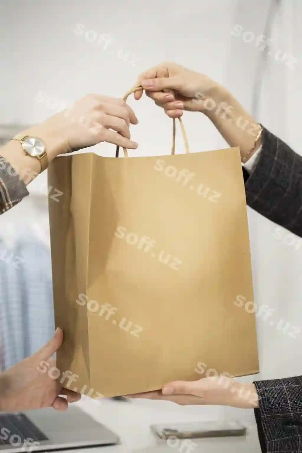 Yaqin qog'oz sumka namunasi | Close up paper bag mockup