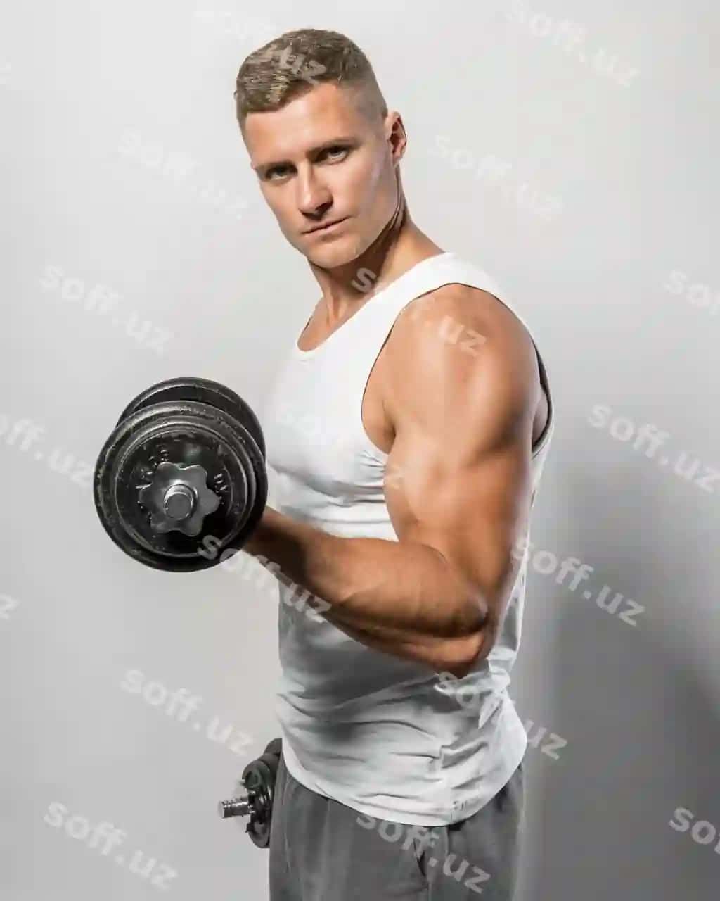 Yon ko'rinish fit erkak tank top kiygan og'irliklarni tutgan | Side view fit man with tank top holding weights 2