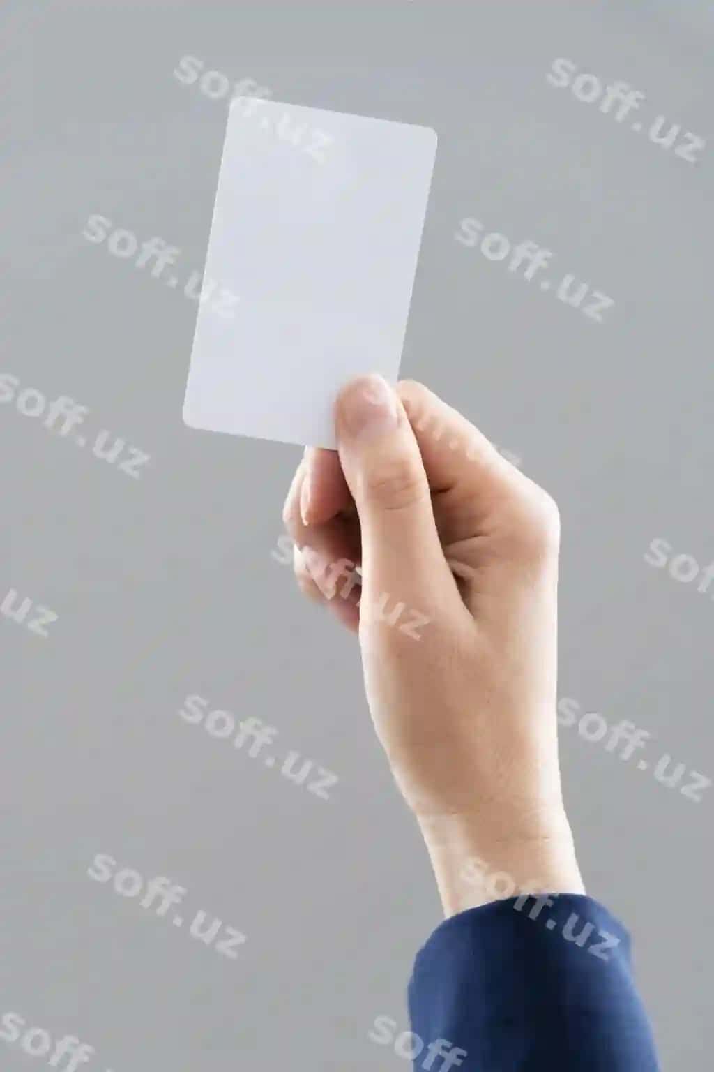 Bosh qaramida bo'sh biznes kartochkasini tutgan qo'l | Hand holding blank business card top view 2