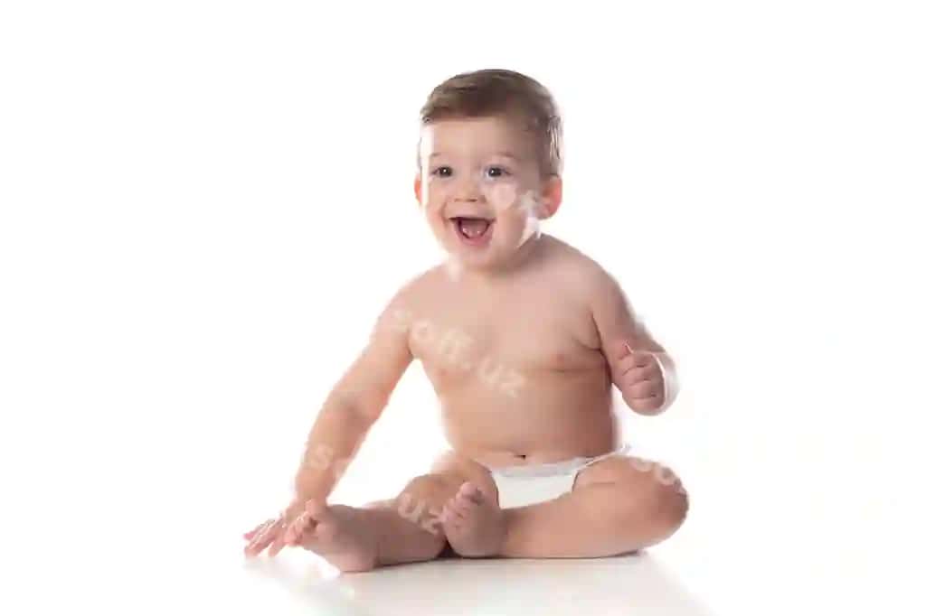 Sog' bola o'g'ri o'tirayotgan oq ajraltirilgan orqa fonda matn uchun bo'sh joy bilan | Healthy baby boy sitting white isolated background with space text