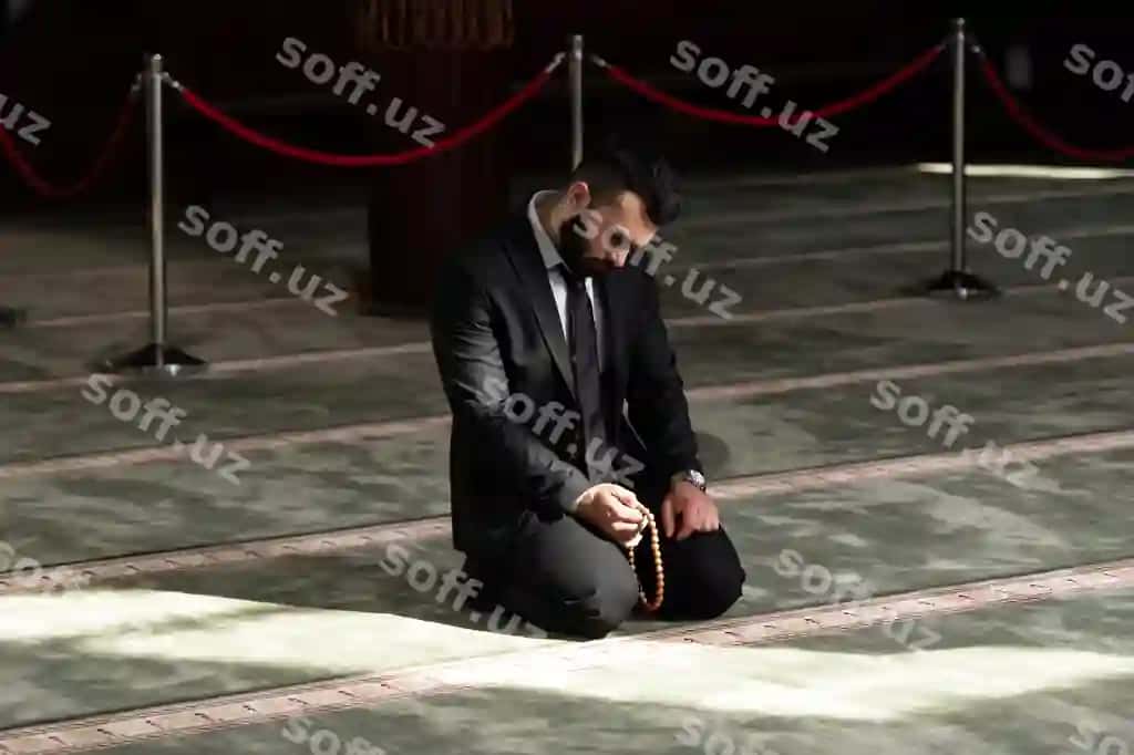 Bizznesmen Muslim an'iy namoz o'tiyapman Allah masjidda. | Businessman muslim making traditional prayer god allah mosque 2