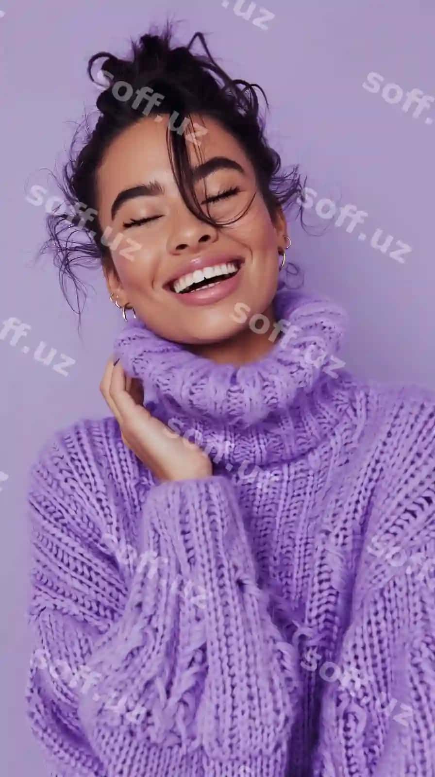 Baxtli ayol ajralgan pastel binafsha orqa fonda | Happy woman isolated pastel purple background 2