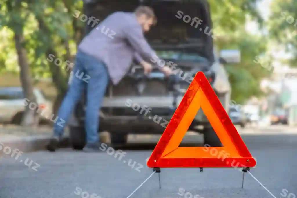 Er yo'lga tushgan mashinani ta'mir qilmoqda, haydovchi haydajar ekanda ko'rayapti, avariya qilingan qizil uchburchak to'xtatish belgisi yo'l. | Man fixing car road car breakdown while driving driver looks breakdown hood car red triangular stop sign road