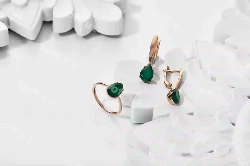 Qimmatbaho toshlardan iborat nafis zargarlik buyumlari to'plami zargarlik buyumlari aksessuarlari kollaj mahsuloti natyurmort tushunchasi uzuk marjonlarni sirg'alar | Elegant jewelry set jewellery set with gemstones jewelry accessories collage product still life concept ring necklace earrings