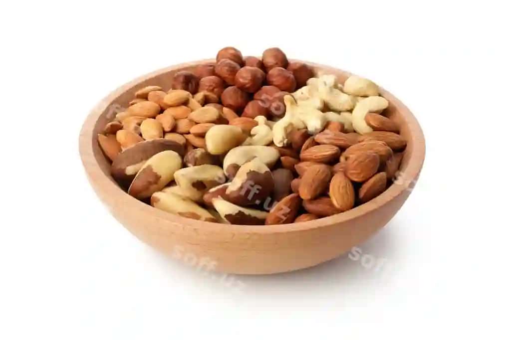 Turli xil yong'oqlar bilan ajraltirilgan oq fonda qozon | Bowl with different nuts isolated white