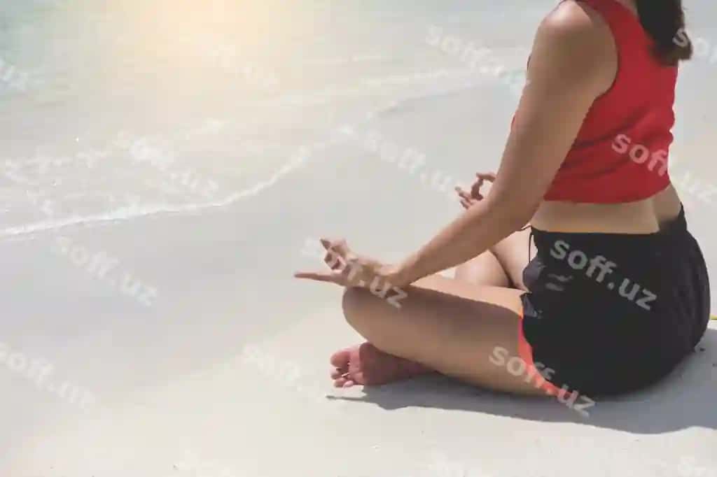 Go'zal beparo ayol plyazhda istiqtarayotgan, quyosh kiyimini ko'rib chiqqan, erkinlik kiyimi. | Beautiful carefree woman relaxing beach enjoying her sun dress freedom wear 2